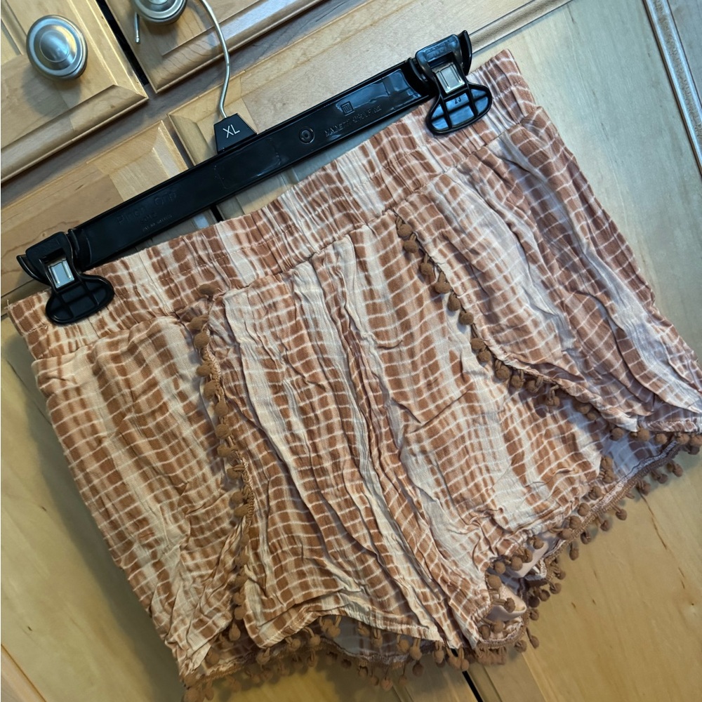 Stylish Coral Pom-Pom Trim Women's Shorts - Picture 3 of 10
